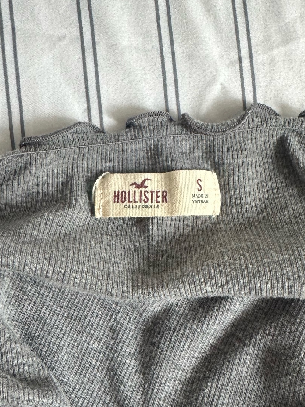 Hollister Gray Off-Shoulder Ribbed Crop Top - Picture 2 of 3